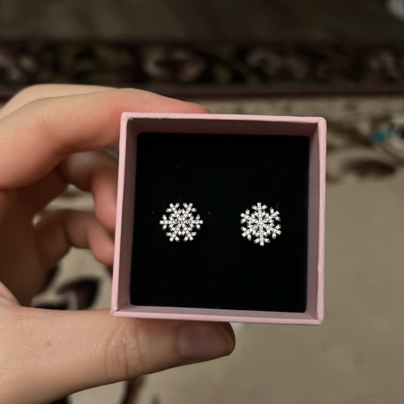 Pandora Silver Snowflake Earrings ❄️ - Picture 1 of 5
